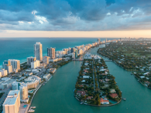 Fianzas en Miami, FL' against a backdrop of the Miami skyline at sunset.