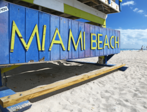 Fianzas en Miami Beach, FL' with an image of Miami Beach skyline in the background.