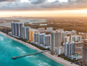 Fianzas en Miami Beach, FL' with an image of Miami Beach skyline in the background.