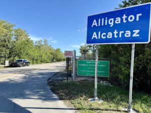 La entrada al centro de detención de inmigrantes 'Alligator Alcatraz', en los Everglades.